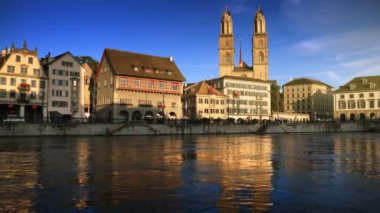 Zürih şehir merkezi ünlü Grossmunster ve nehir Limmat, İsviçre