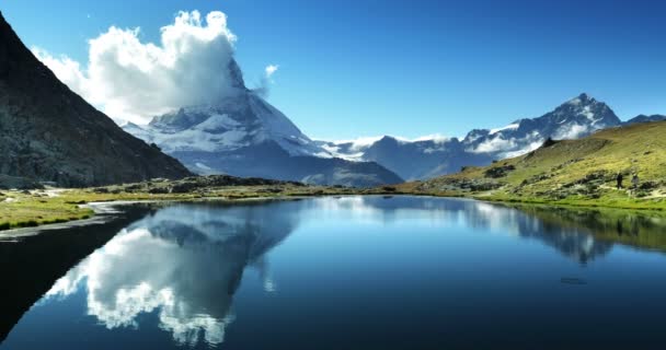 Αντανάκλαση Του Matterhorn Στη Λίμνη Riffelsee Ζερμάτ Ελβετία — Αρχείο Βίντεο