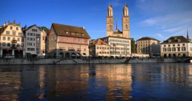 Zürih şehir merkezi ünlü Grossmunster ve nehir Limmat, İsviçre