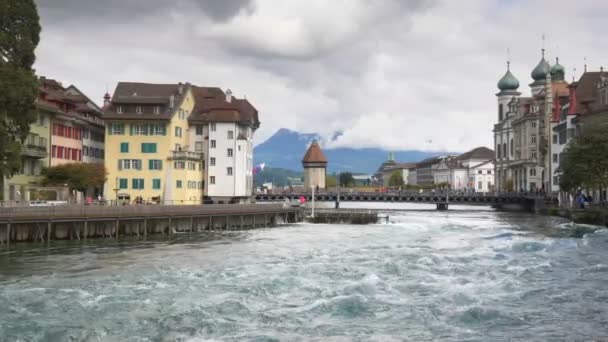 瑞士卢塞恩的耶稣会教堂和 Reuss — 图库视频影像