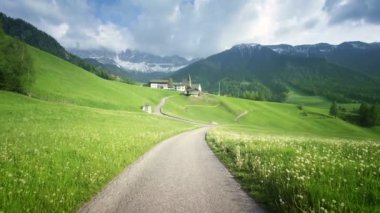 Asfalt yol Dolomites, Santa Maddalena, South Tyrol, Bolzano, İtalya