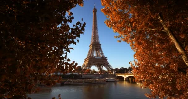 Seine Paris Med Eiffeltornet Hösten — Stockvideo