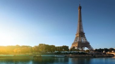 Sen Paris 'te Eyfel kulesiyle sonbaharda