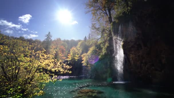 Φθινόπωρο Καταρράκτη Στο Δάσος Εθνικό Πάρκο Των Λιμνών Plitvice Κροατία — Αρχείο Βίντεο