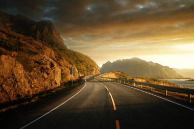 Gün doğumunda deniz kenarındaki yol, Lofoten Adası, Norveç