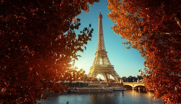 Сена Парижі Ейфелевою Вежею Восени — стокове фото