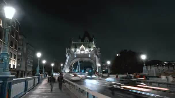 超级失效 在塔桥的汽车交通 夜间在伦敦 — 图库视频影像