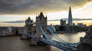 zaman atlamalı Londra manzarası ile ışıklı Tower bridge uygulamasında günbatımı zamanı, İngiltere