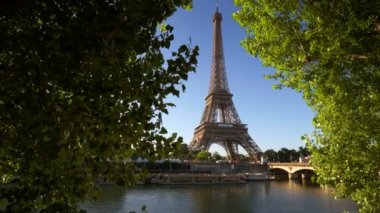 Paris'te Eyfel Kulesi ile Fransa SEINE