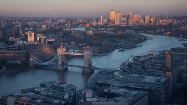 Лондонский Горизонт Подсветкой Тауэрского Моста Кэнэри Уорф Закате Великобритания — стоковое видео