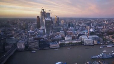 zaman atlamalı Londra günbatımı, görünüm üzerinde iş modern bölgesi, İngiltere