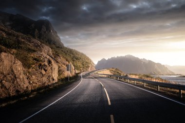 Gün doğumunda deniz kenarındaki yol, Lofoten Adası, Norveç