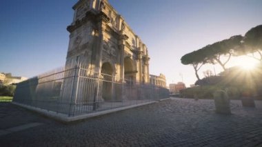 Kolezyum ve Constantine arch gündoğumu adlı Roma, İtalya