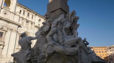 Zeus heykeli Bernini 'nin Roma' daki Navona Meydanı 'ndaki Dört Nehir çeşmesinde.
