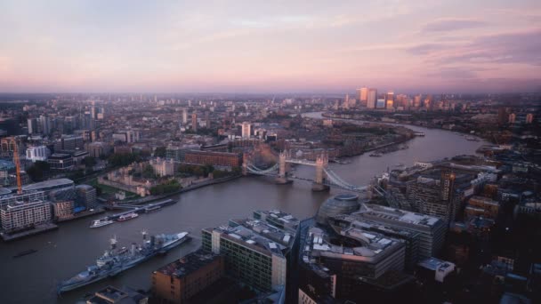 Zeitraffer London Skyline Mit Beleuchteter Turmbrücke Und Kanariensteg Bei Sonnenuntergang — Stockvideo