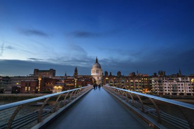 Millenium Bridge, St Paul's Katedrali, İngiltere ile