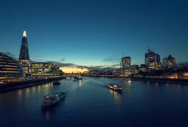 ロンドンの夕日 タワーブリッジからのテムズ川 — ストック写真