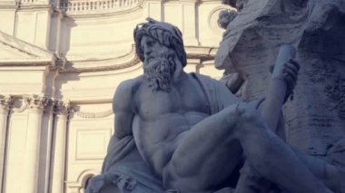 Zeus heykeli Bernini 'nin Roma' daki Navona Meydanı 'ndaki Dört Nehir çeşmesinde.