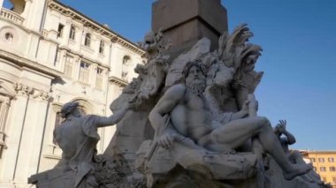 Zeus heykeli Bernini 'nin Roma' daki Navona Meydanı 'ndaki Dört Nehir çeşmesinde.