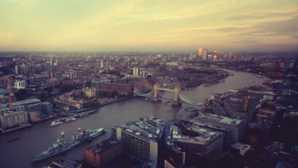 时间流逝伦敦天际线与照明塔桥和金丝雀码头在日落时间 — 图库视频影像