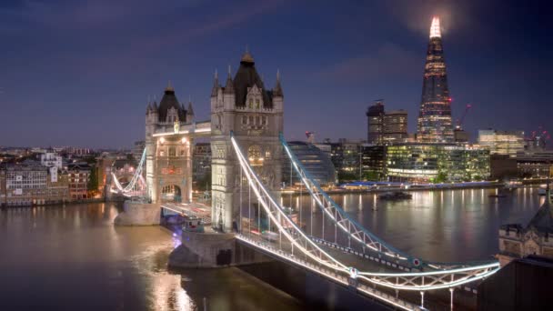 čas zanikla London Panorama s osvětleným Tower bridge v čas východu, Velká Británie