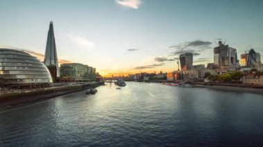 Gün batımında zaman aşımı, Londra 'da Tower Bridge, İngiltere' den ufuk çizgisi
