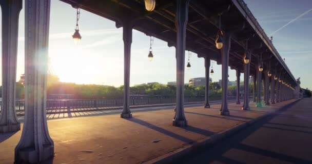 从车票金属桥一大早 法国巴黎的埃菲尔铁塔 — 图库视频影像