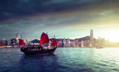 Gün batımında Hong Kong Limanı