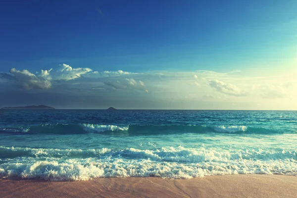 Tramonto Sulla Spiaggia Delle Seychelles — Foto Stock