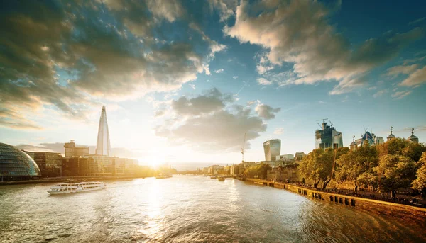 タワー ブリッジ ロンドン イギリスからの夕日 — ストック写真