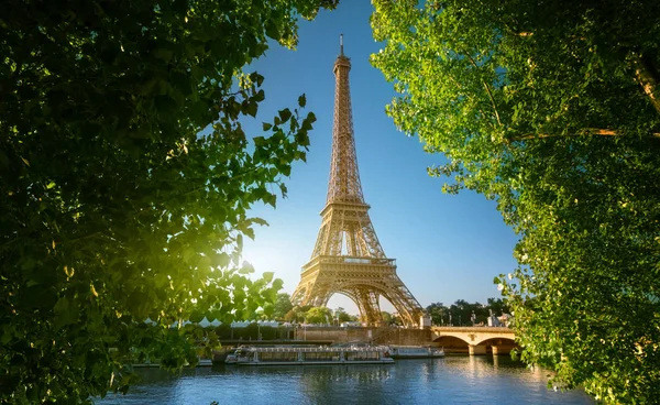 Сена Париже Эйфелевой Башней — стоковое фото