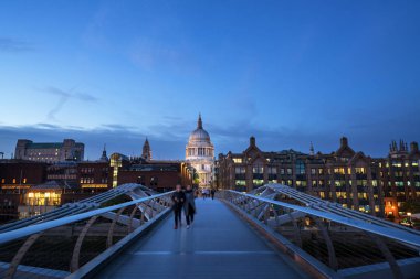 Millenium Bridge, St Paul's Katedrali, İngiltere ile