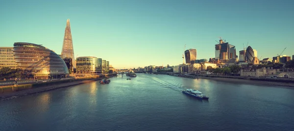 泰晤士河 来自英国塔桥 — 图库照片