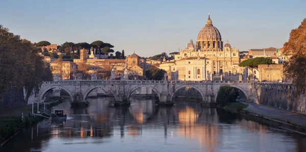 Tiber Och Sankt Peterskyrkan Vatikanen Soluppgång — Stockfoto