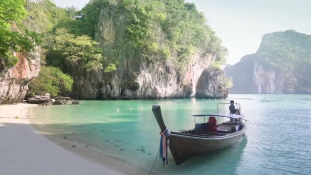 Barco ong y pequeña isla Koh Lao Lading, Tailandia — Vídeos de Stock