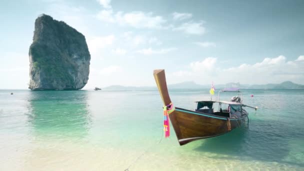 Деревянная длиннохвостая лодка на острове Ко Пода в провинции Краби. Ао Нанг, Таиланд — стоковое видео