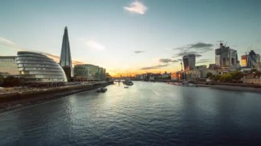 Gün batımında zaman aşımı, Londra 'da Tower Bridge, İngiltere' den ufuk çizgisi
