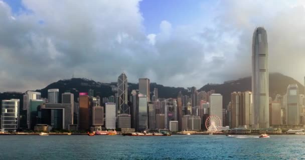 Horizonte de Hong Kong por la noche sobre el puerto de Victoria — Vídeo de stock