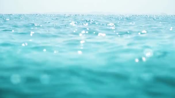Agua de cámara lenta de mar tropical, bokeh — Vídeos de Stock