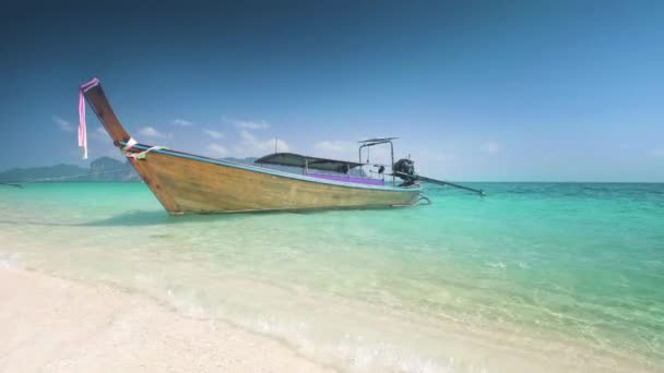 Tradiční dřevěná dlouhoocasá loď na ostrově Koh Poda, Ao Nangu, Thajsko — Stock video