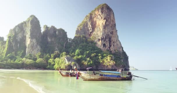 Båt vid stranden Ralay, Krabi, Thailand — Stockvideo