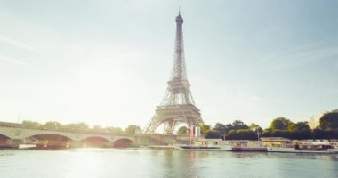Eyfel Kulesi ve güneşli bir sabah, Paris, Fransa