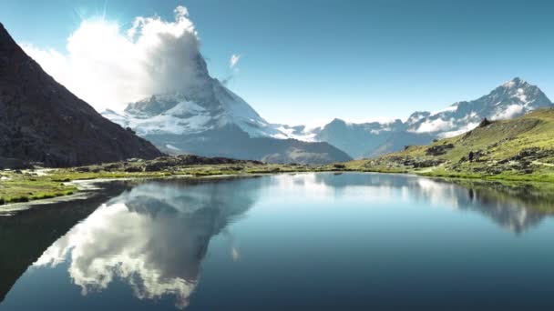 Reflection of Matterhorn in lake Riffelsee, Церматт, Швейцария — стоковое видео