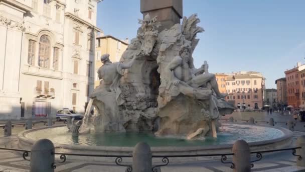 Статуя Зевса в фонтане четырех рек Бернининиса на Пьяцца Навона, Рим — стоковое видео