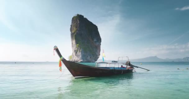 Houten longtail boot op Koh Poda eiland in de provincie Krabi. Ao Nang, Thailand — Stockvideo