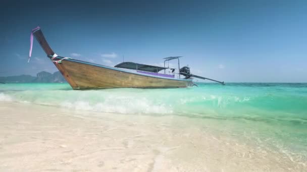 Traditionell trä longtail båt på Koh Poda Island, Ao Nang, Thailand — Stockvideo