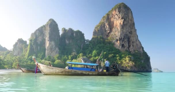 Barco en la playa de Ralay, Krabi, Tailandia — Vídeos de Stock