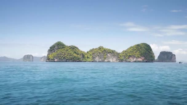 Barco tradicional e pequenas ilhas na província de Krabi, Tailândia — Vídeo de Stock