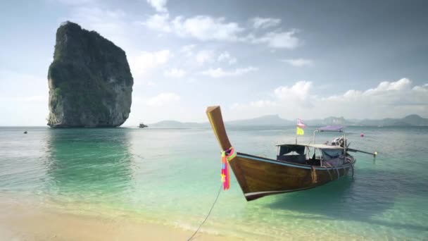 Barco de madeira longtail na ilha de Koh Poda, na província de Krabi. Ao Nang, Tailândia — Vídeo de Stock