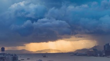 Victoria Limanı ve Hong Kong Adası ile güneşli fırtınalı gökyüzü, Çin